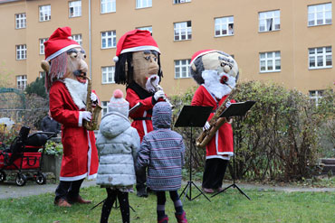 Die Sax Puppets ziehen musizierend durch ein Wohngebiet